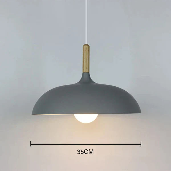 "Verstelbare Scandinavische eiken plafondlamp met energiezuinige LED, strakke lijnen en warme lichtopties voor moderne interi