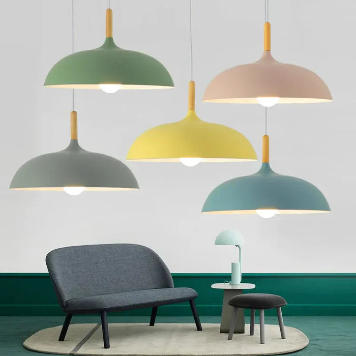 "Verstelbare Scandinavische eiken plafondlamp met energiezuinige LED, strakke lijnen en warme lichtopties voor moderne interi
