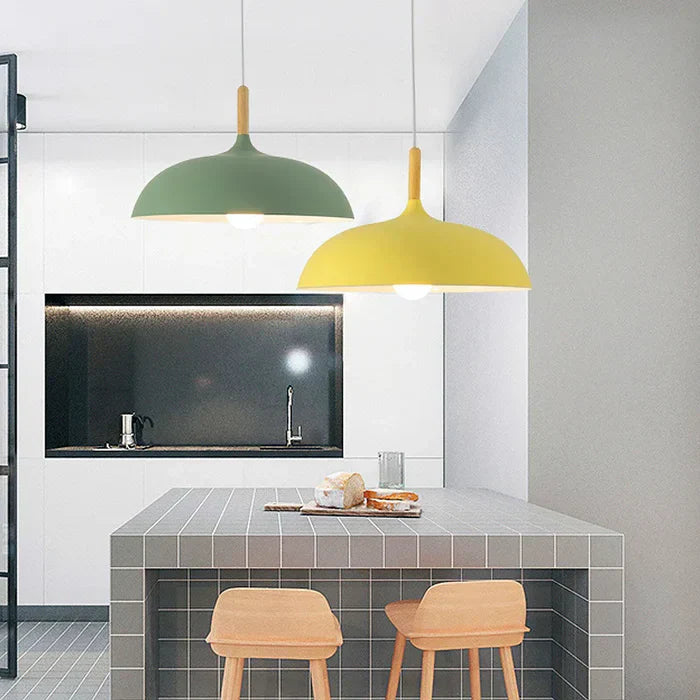 "Verstelbare Scandinavische eiken plafondlamp met energiezuinige LED, strakke lijnen en warme lichtopties voor moderne interi
