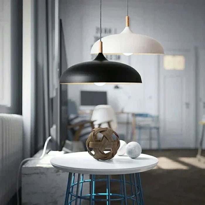"Verstelbare Scandinavische eiken plafondlamp met energiezuinige LED, strakke lijnen en warme lichtopties voor moderne interi