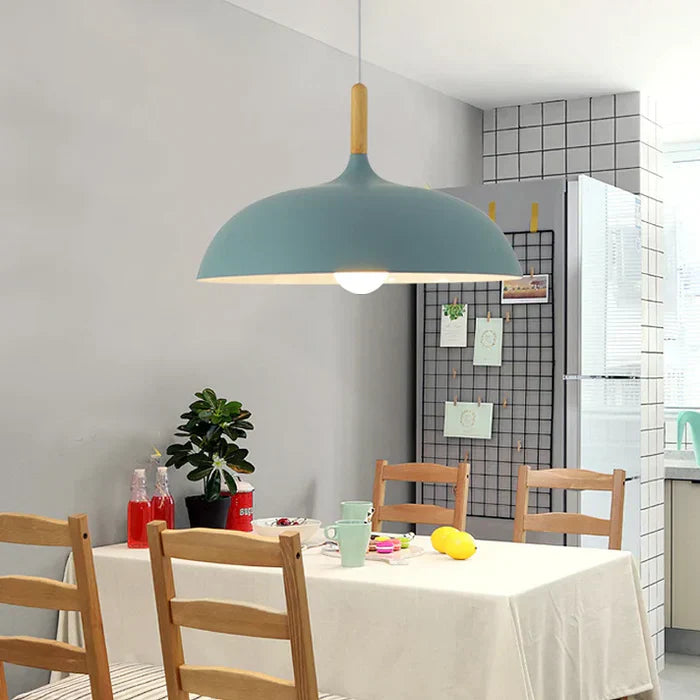 "Verstelbare Scandinavische eiken plafondlamp met energiezuinige LED, strakke lijnen en warme lichtopties voor moderne interi