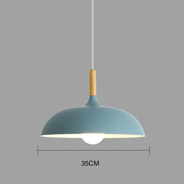 "Verstelbare Scandinavische eiken plafondlamp met energiezuinige LED, strakke lijnen en warme lichtopties voor moderne interi