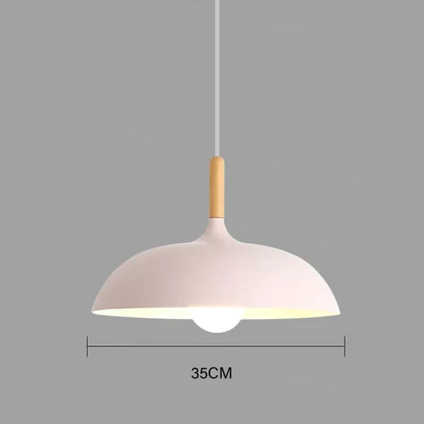 "Verstelbare Scandinavische eiken plafondlamp met energiezuinige LED, strakke lijnen en warme lichtopties voor moderne interi
