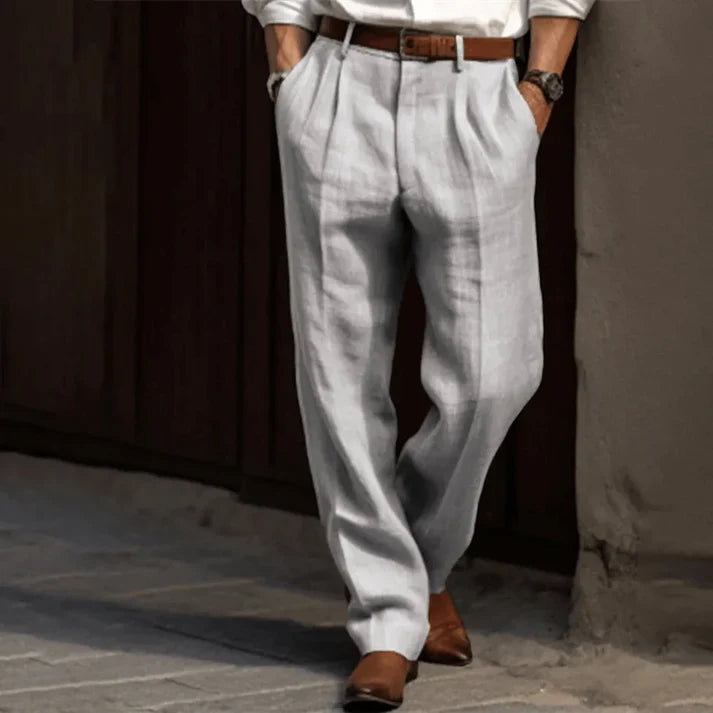 "Vintage heren broek met klassieke plooien, elegante pasvorm en praktische zakken, ideaal voor formele gelegenheden."