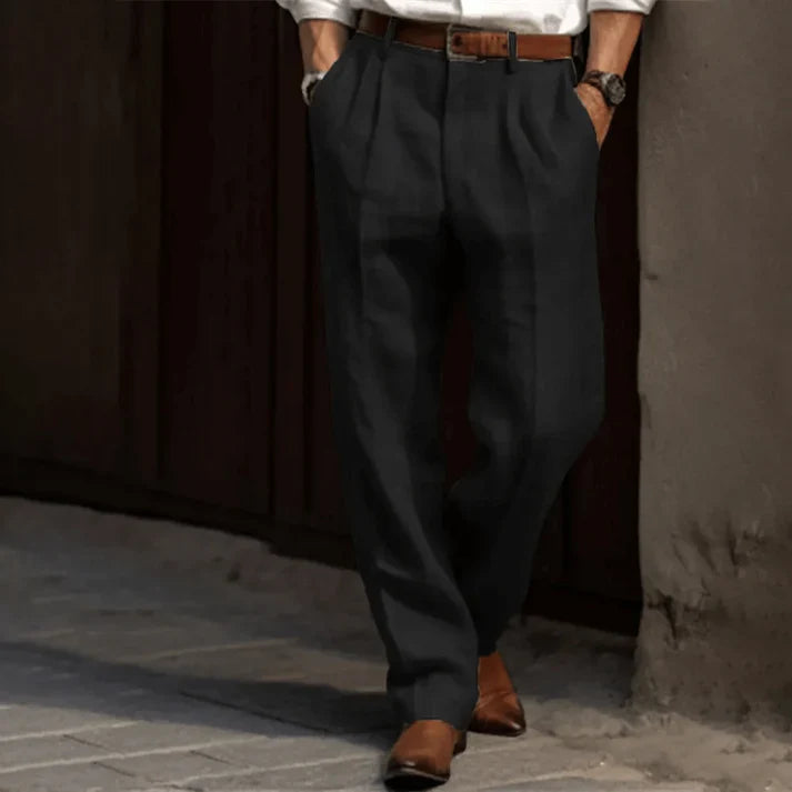 "Vintage heren broek met klassieke plooien, elegante pasvorm en praktische zakken, ideaal voor formele gelegenheden."