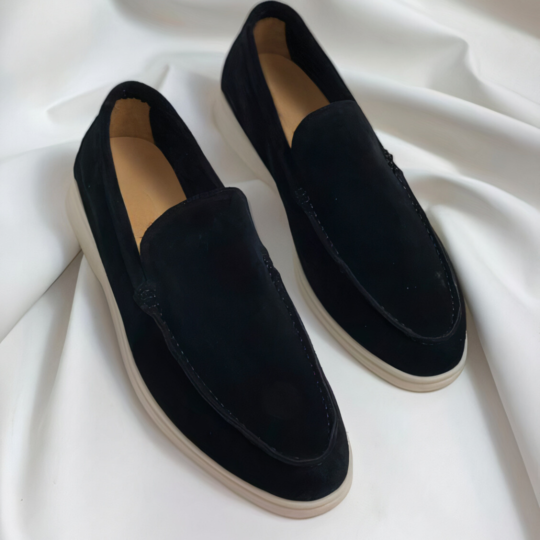 "Vintage leren herenloafers met gespdetail, in bruin leer met glad oppervlak, ideaal voor stijlvolle gelegenheden."