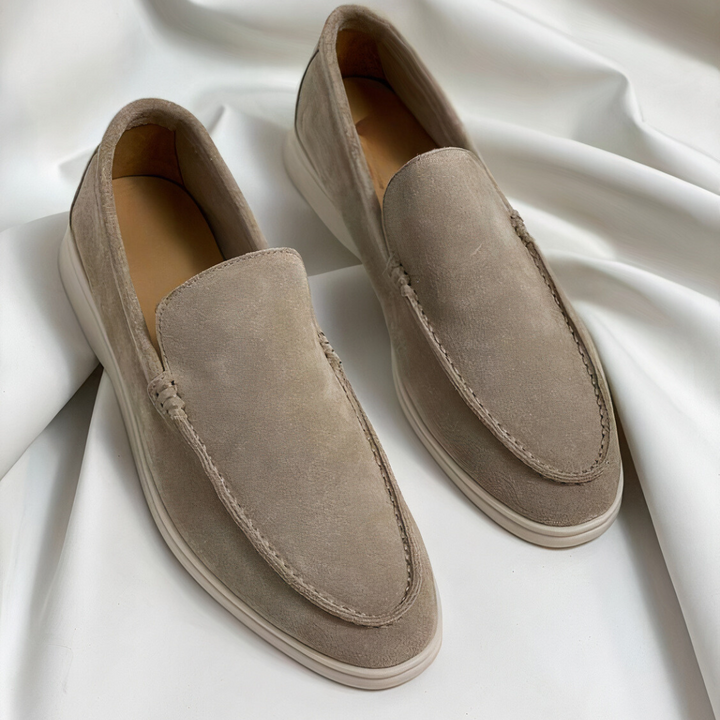 "Vintage leren herenloafers met gespdetail, in bruin leer met glad oppervlak, ideaal voor stijlvolle gelegenheden."