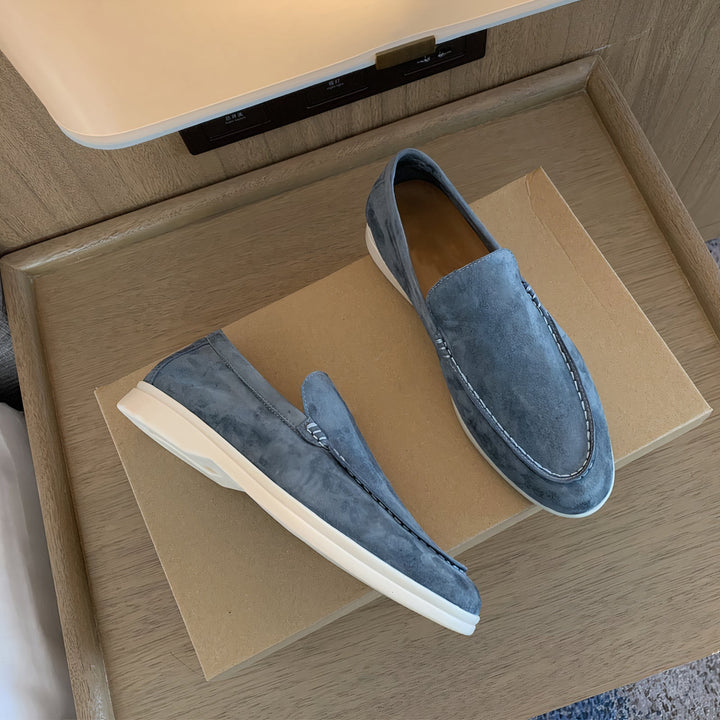 "Vintage leren herenloafers met gespdetail, in bruin leer met glad oppervlak, ideaal voor stijlvolle gelegenheden."