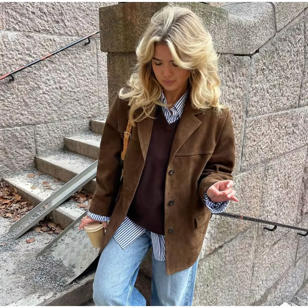 "Vintage oversized dames suède blazer, elegant en stijlvol, beige kleur met losse pasvorm voor een moderne en luxe uitstralin