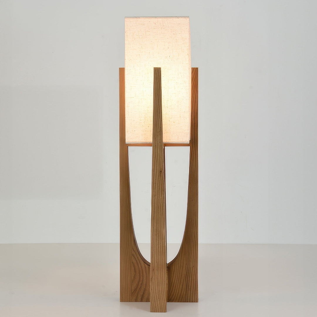 Vloerlamp met walnotenhouten basis, messing accenten en katoenen kap; minimalistisch en elegant voor sfeervol interieur.
