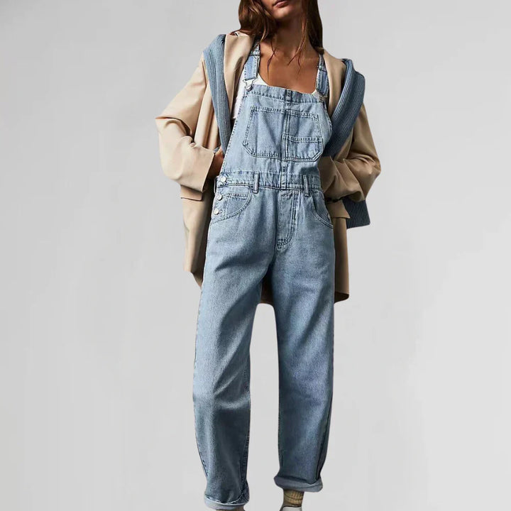 "Voorzijde dames denim jumpsuit, trendy en comfortabel, met een casual maar elegante uitstraling, verstelbare schouderbanden.