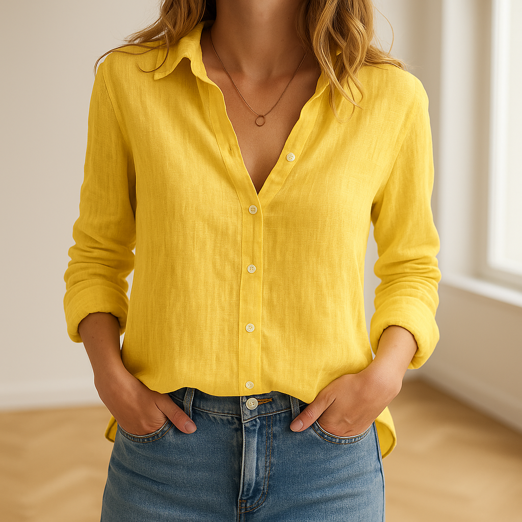 vrouw draagt luchtige witte linnen blouse met lange mouwen in lichte ruimte, ideaal voor een stijlvolle zomerse outfit