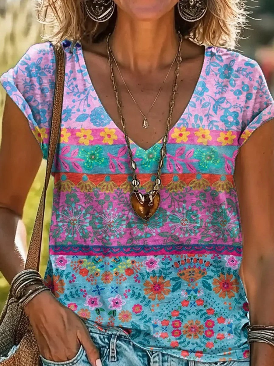 Vrouwelijk T-shirt met bloemenprint, V-hals, korte mouwen, zachte stof, zomerse look, casual, comfortabel.