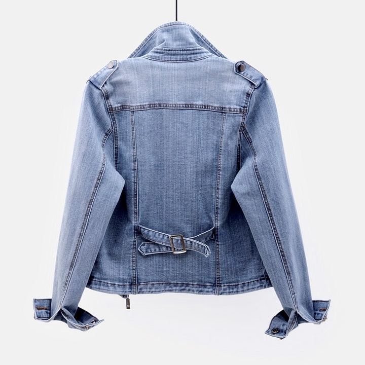 "Vrouwelijke denim spijkerjas, tijdloze tussenjas met klassieke kraag en metalen knoopsluiting, authentieke vintage flair."