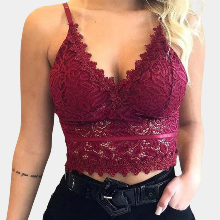 "Vrouwelijke zomerse cami top met bloemenkant in diverse kleuren: wit, zwart, blauw, paars. Elegante en luchtige stijl."