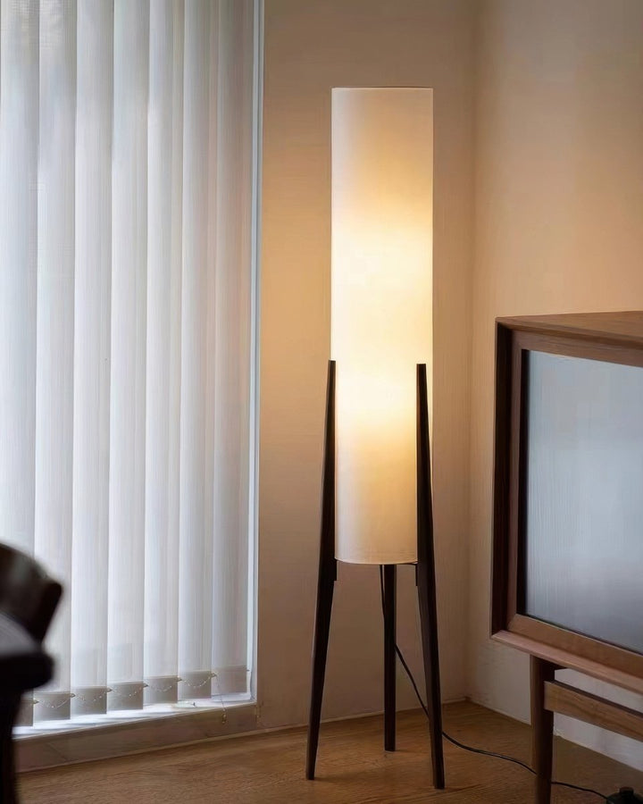 "Walnoot houten vloerlamp met modern design, sfeervolle verlichting en elegante houtnerf, hoogte 150 cm, donkerbruin."