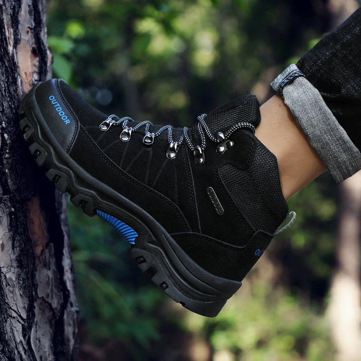 "Wandelschoenen heren, waterdicht en slipvast, robuust design in zwart-blauw; ideaal voor outdooractiviteiten."