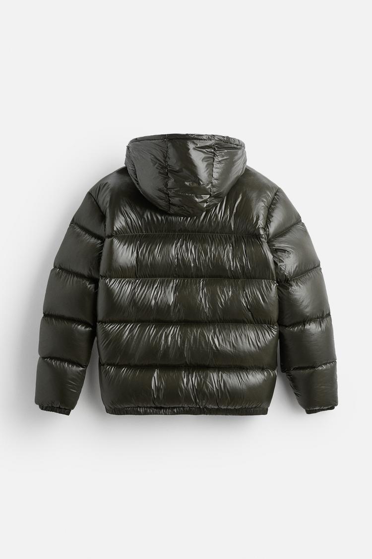 "Warm unisex pufferjack met dons, glanzende stof, hoge kraag en capuchon, ideaal voor winter, met verstelbare zoom."