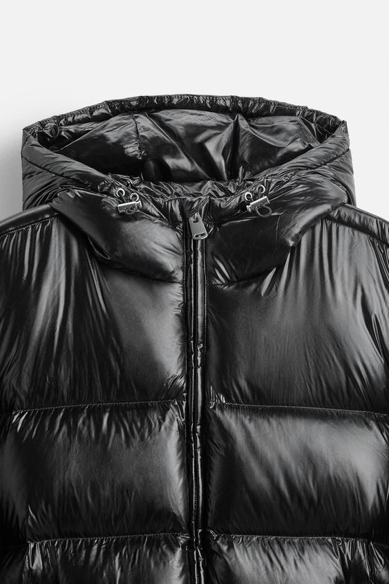 "Warm unisex pufferjack met dons, glanzende stof, hoge kraag en capuchon, ideaal voor winter, met verstelbare zoom."
