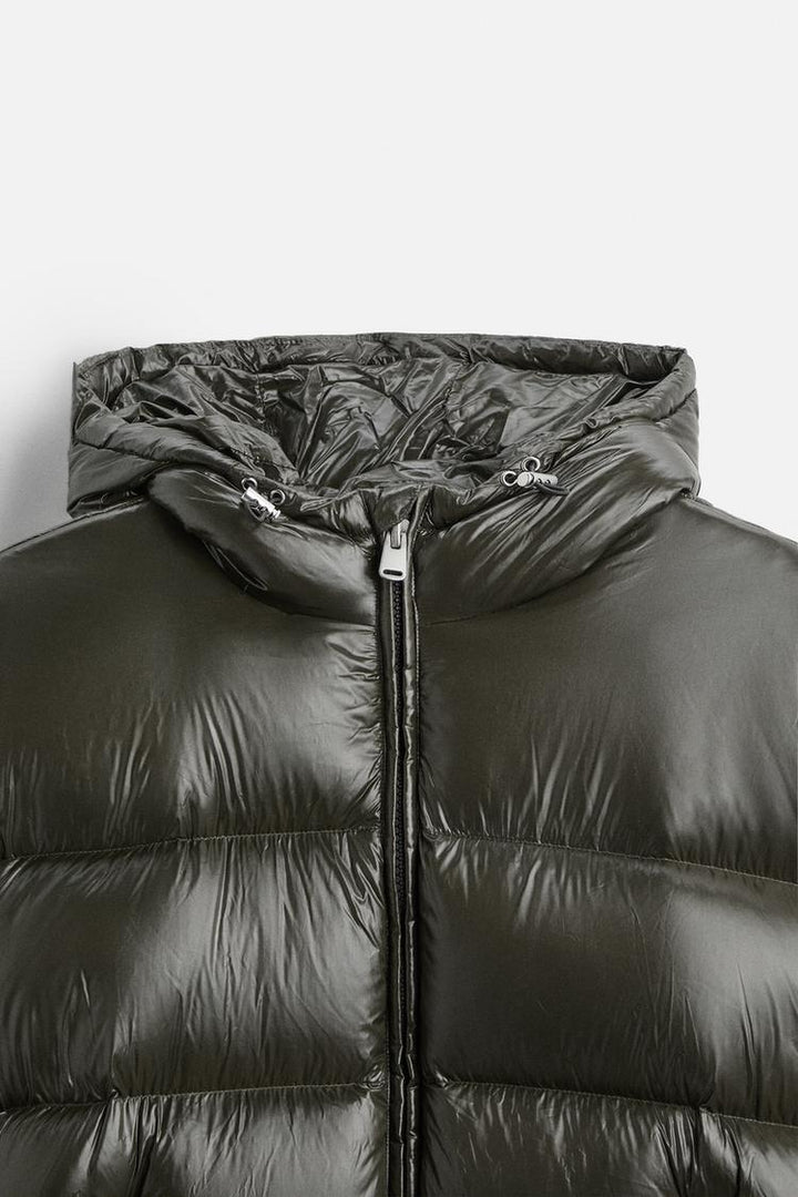 "Warm unisex pufferjack met dons, glanzende stof, hoge kraag en capuchon, ideaal voor winter, met verstelbare zoom."