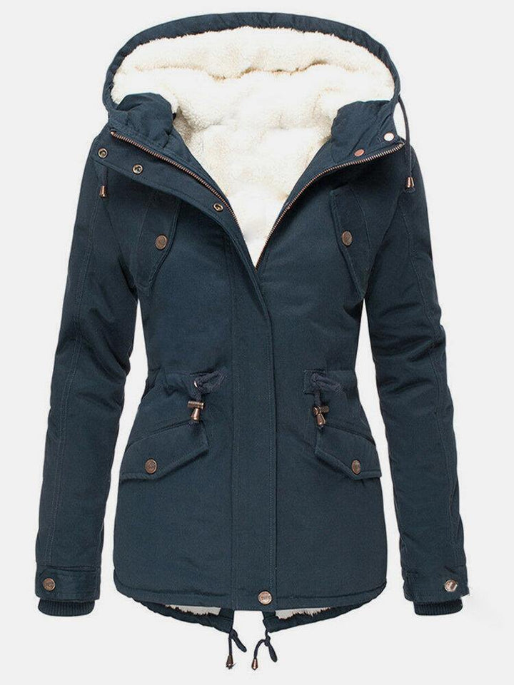 "Warm, waterafstotende winterjas voor vrouwen, stijlvol ontwerp, model draagt jas, ideaal voor koude dagen met regen."