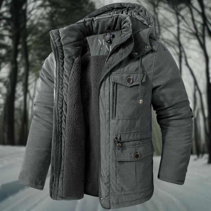 "Warme heren Sherpa jas met capuchon, zakken en comfortabele fleece, ideaal voor winterse stijl en bescherming tegen kou."