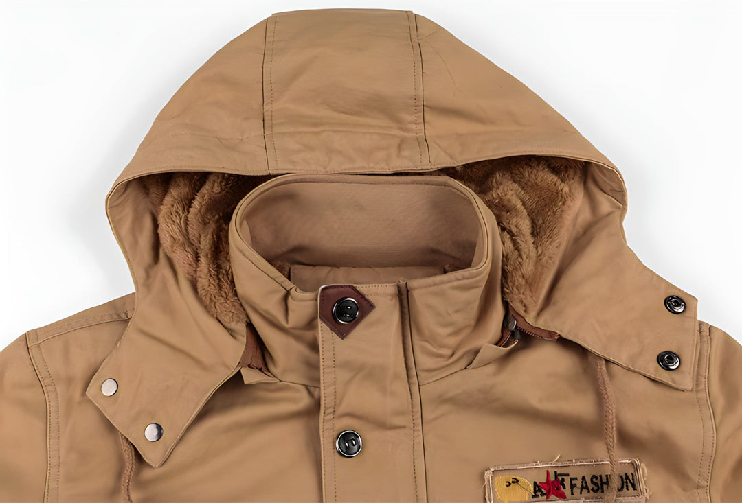 "Waterdichte herenjas, militaire stijl, verstelbare taille, zachte fleece voering, robuuste uitstraling, praktische zakken."