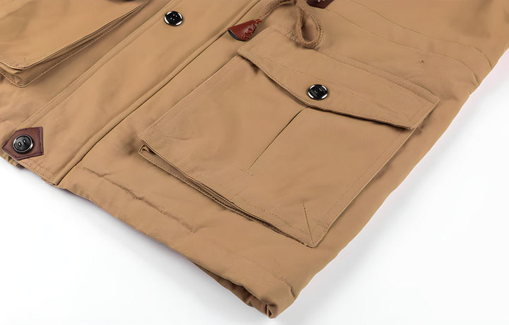 "Waterdichte herenjas, militaire stijl, verstelbare taille, zachte fleece voering, robuuste uitstraling, praktische zakken."