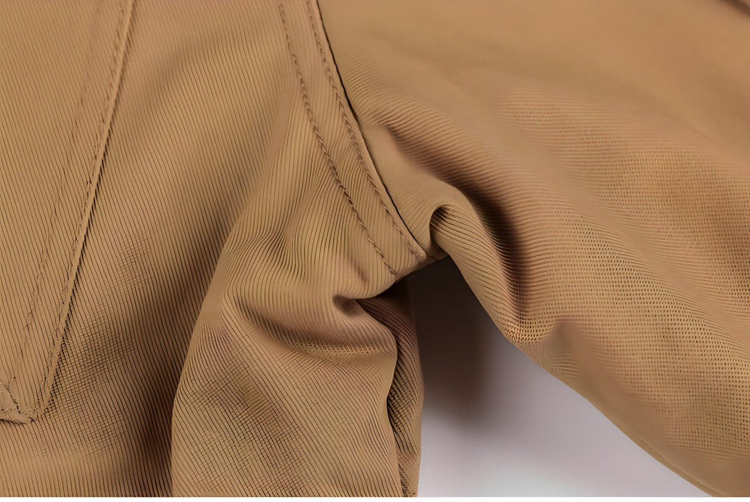 "Waterdichte herenjas, militaire stijl, verstelbare taille, zachte fleece voering, robuuste uitstraling, praktische zakken."
