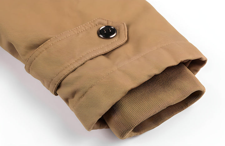 "Waterdichte herenjas, militaire stijl, verstelbare taille, zachte fleece voering, robuuste uitstraling, praktische zakken."