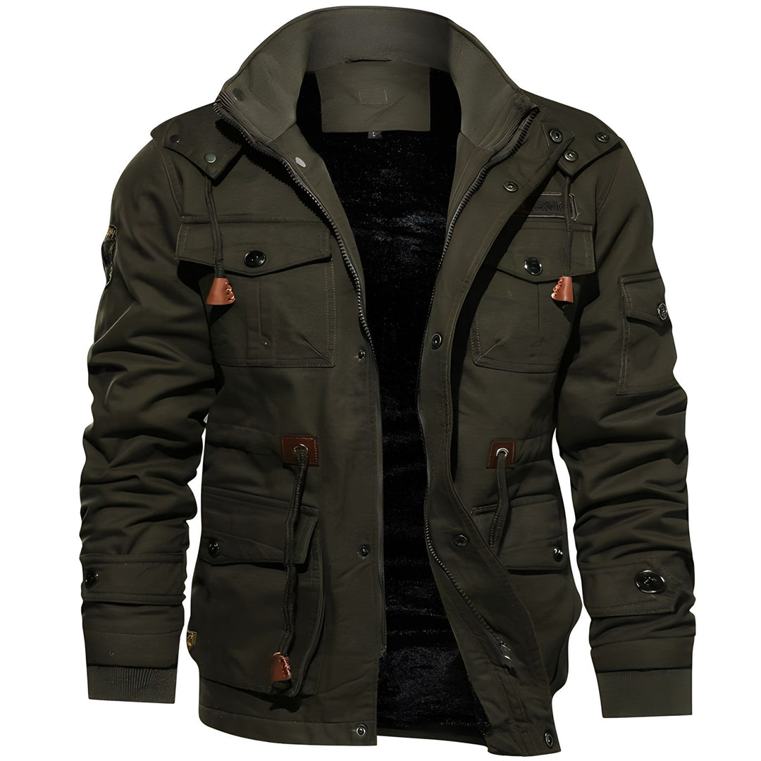 "Waterdichte herenjas, militaire stijl, verstelbare taille, zachte fleece voering, robuuste uitstraling, praktische zakken."