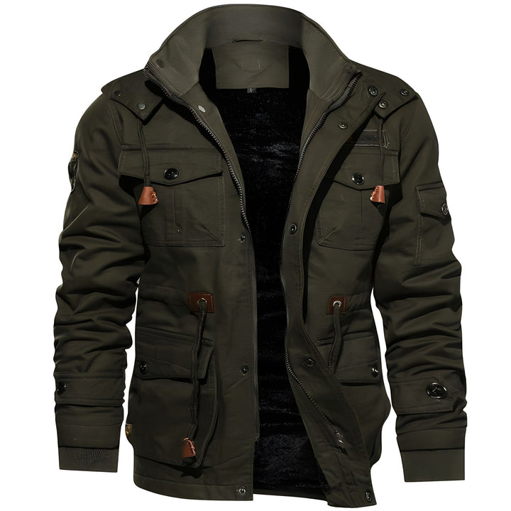 "Waterdichte herenjas, militaire stijl, verstelbare taille, zachte fleece voering, robuuste uitstraling, praktische zakken."