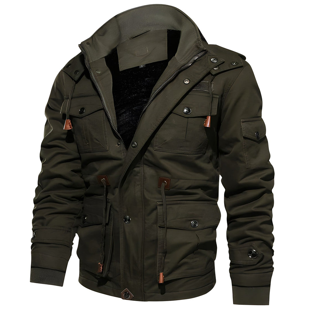 "Waterdichte herenjas, militaire stijl, verstelbare taille, zachte fleece voering, robuuste uitstraling, praktische zakken."
