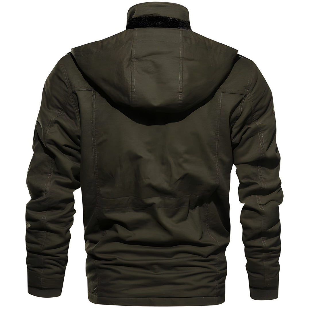 "Waterdichte herenjas, militaire stijl, verstelbare taille, zachte fleece voering, robuuste uitstraling, praktische zakken."