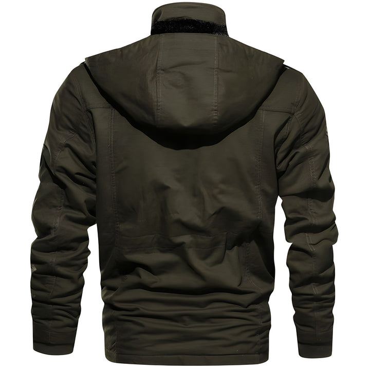 "Waterdichte herenjas, militaire stijl, verstelbare taille, zachte fleece voering, robuuste uitstraling, praktische zakken."