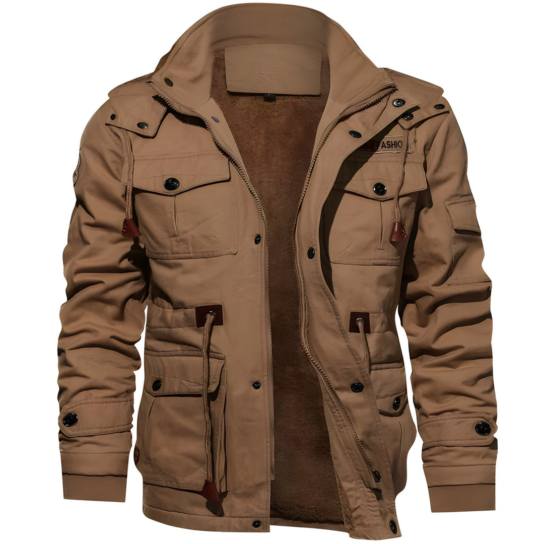 "Waterdichte herenjas, militaire stijl, verstelbare taille, zachte fleece voering, robuuste uitstraling, praktische zakken."