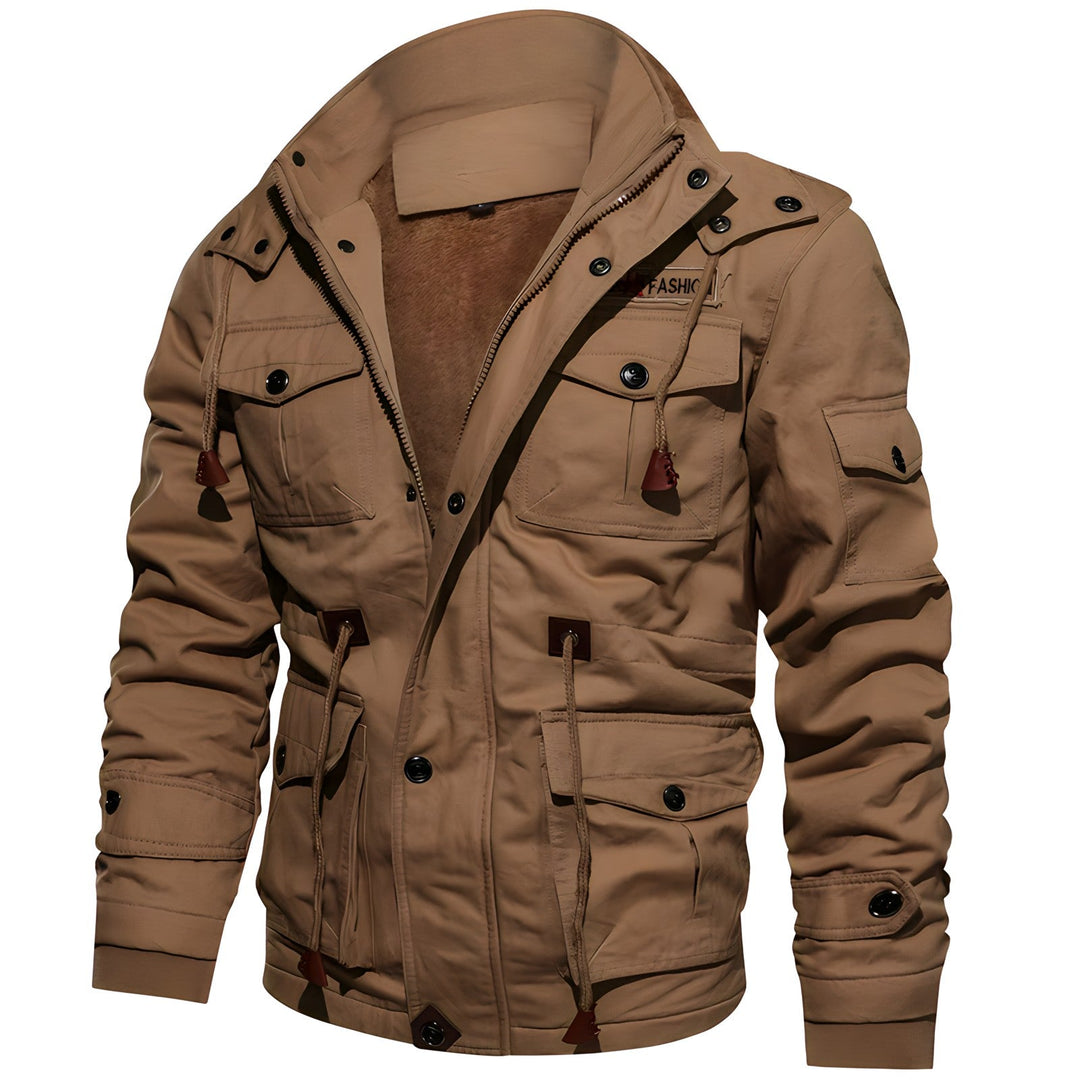 "Waterdichte herenjas, militaire stijl, verstelbare taille, zachte fleece voering, robuuste uitstraling, praktische zakken."