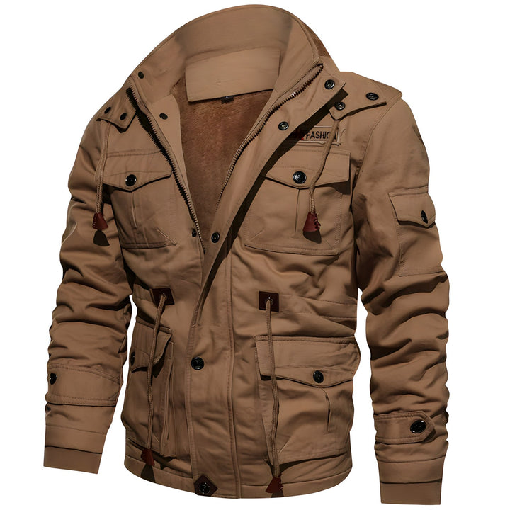 "Waterdichte herenjas, militaire stijl, verstelbare taille, zachte fleece voering, robuuste uitstraling, praktische zakken."