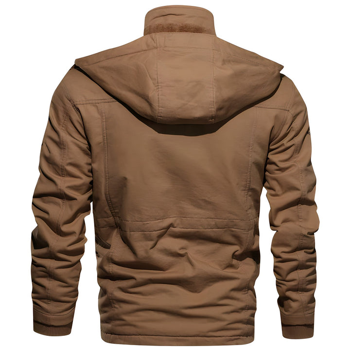 "Waterdichte herenjas, militaire stijl, verstelbare taille, zachte fleece voering, robuuste uitstraling, praktische zakken."