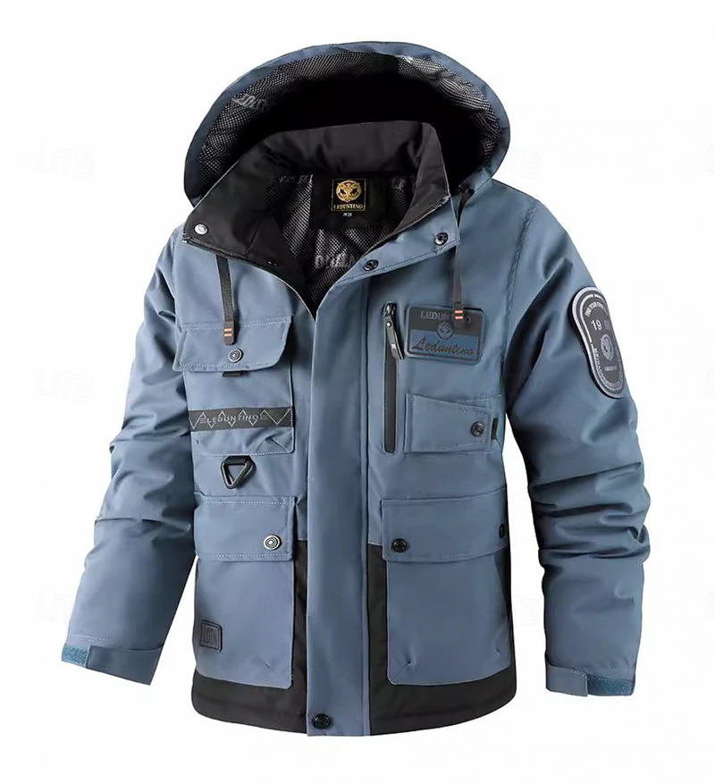 "Waterdichte herenparka met modern silhouet en details in marineblauw, ideaal voor casual en formele looks."
