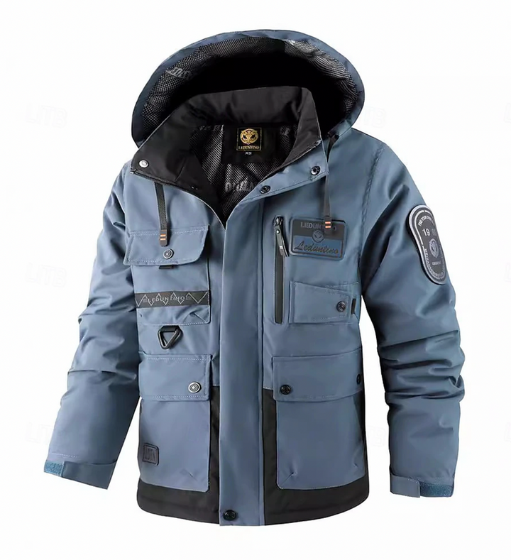 "Waterdichte herenparka met modern silhouet en details in marineblauw, ideaal voor casual en formele looks."