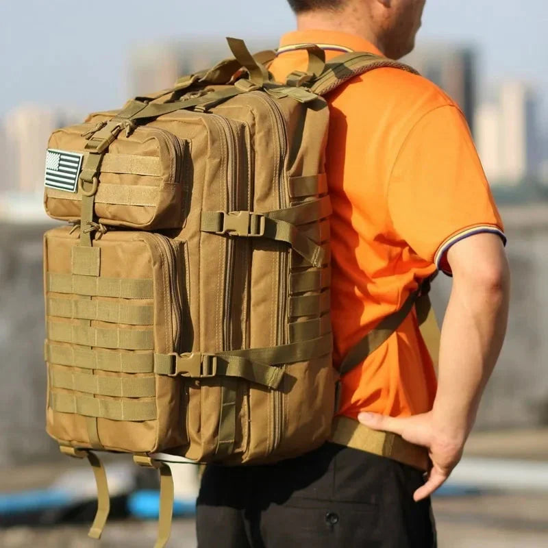 Waterdichte noodrugzak, legergroen, 50L, met 14 vakken en Molle-systeem, ideaal voor noodsituaties en outdoor avonturen.