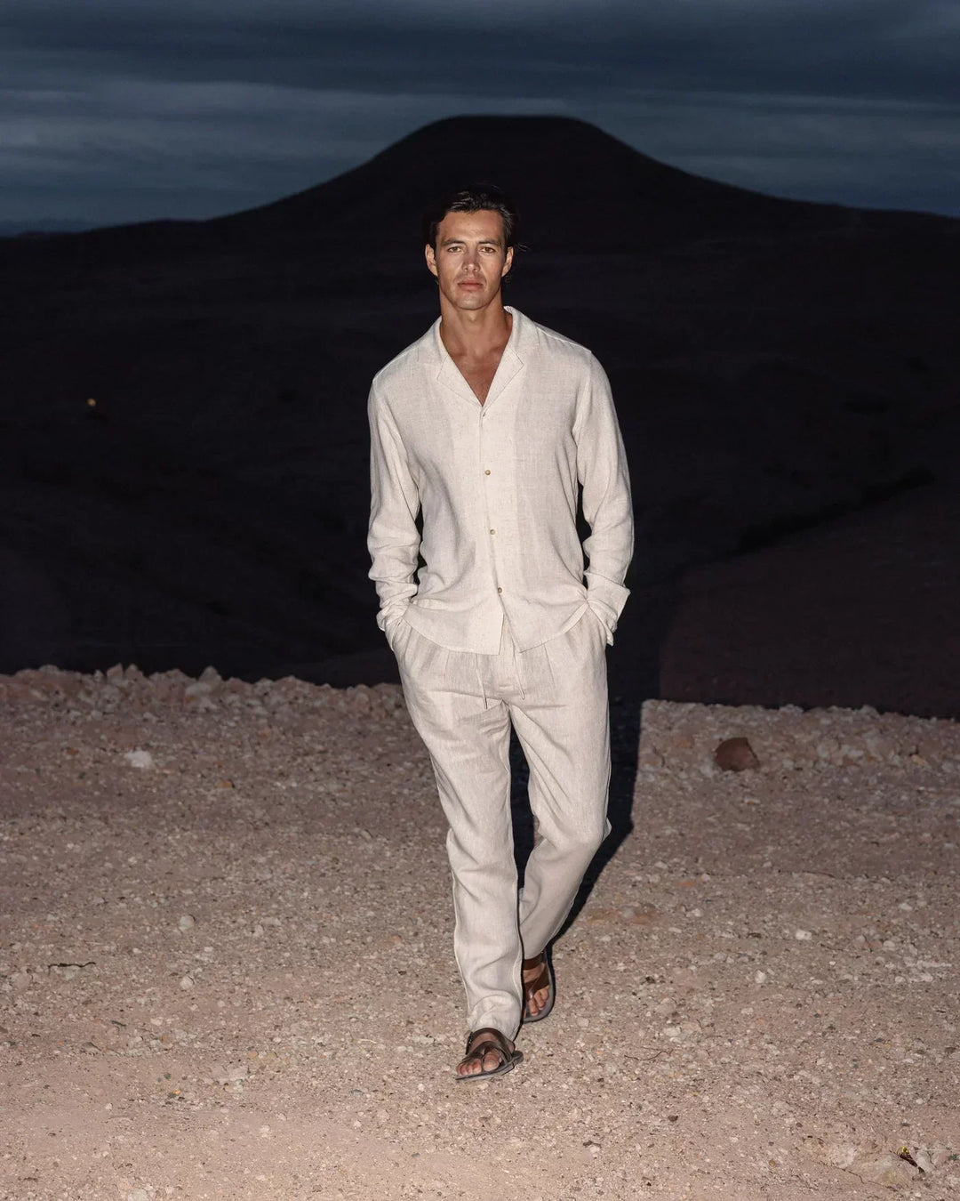 "Wessel linnen heren set, beige trui en broek voor lente en zomer, trendy en ademend voor een stijlvolle look."
