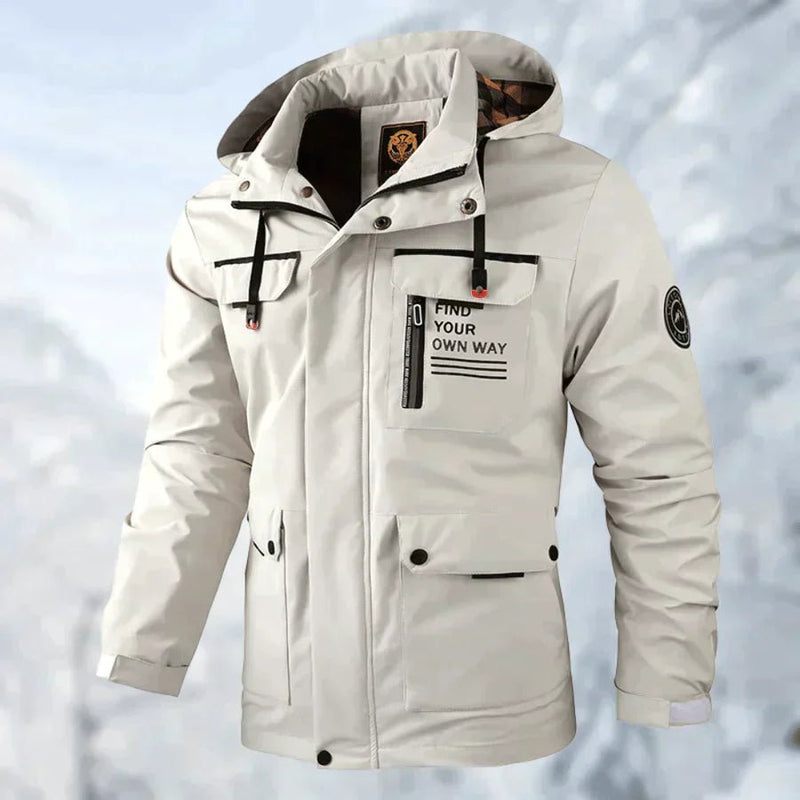 "Wind- en waterdichte outdoor herenjas, stijlvol design, groene kleur, voor buitenactiviteiten, verkrijgbaar van XS tot 3XL."