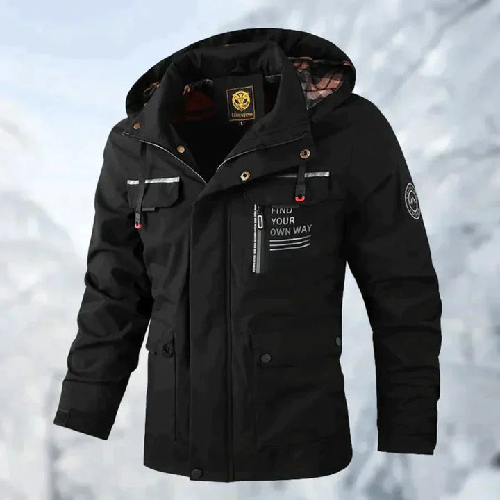 "Wind- en waterdichte outdoor herenjas, stijlvol design, groene kleur, voor buitenactiviteiten, verkrijgbaar van XS tot 3XL."