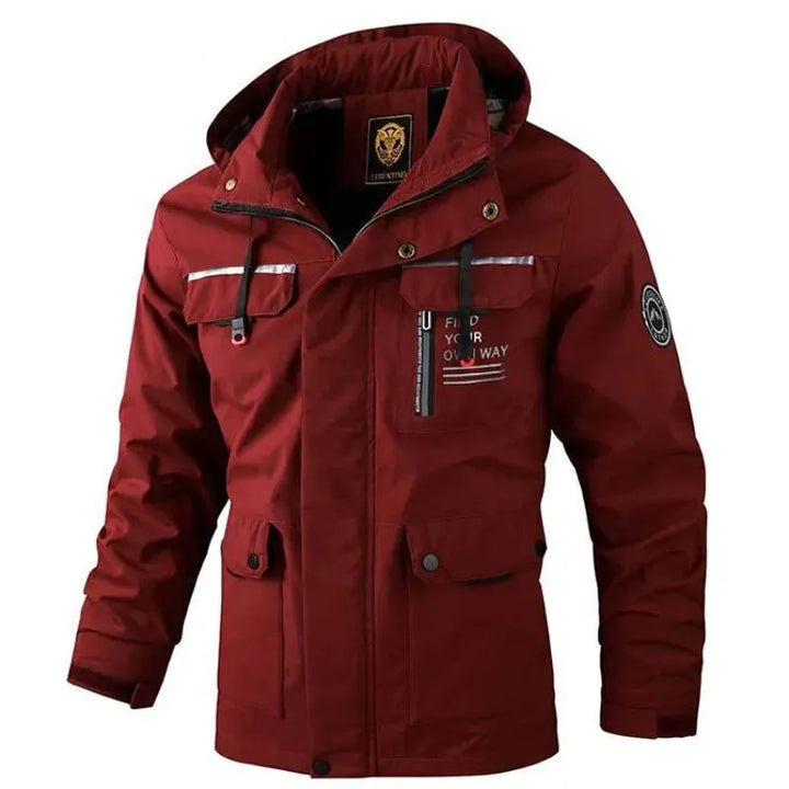 "Wind- en waterdichte winterjas met capuchon, damesmodel in rood, stijlvol en functioneel voor koud en nat weer."