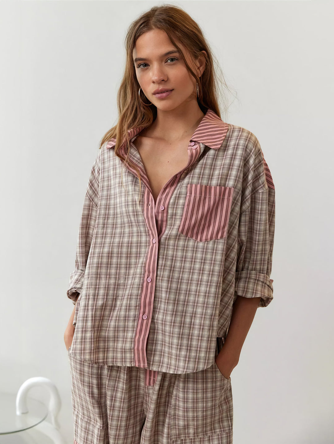 "Winterklaar dames pyjama set, vintage look, loszittend design, warme blauwe stof, comfortabel en stijlvol voor koude nachten