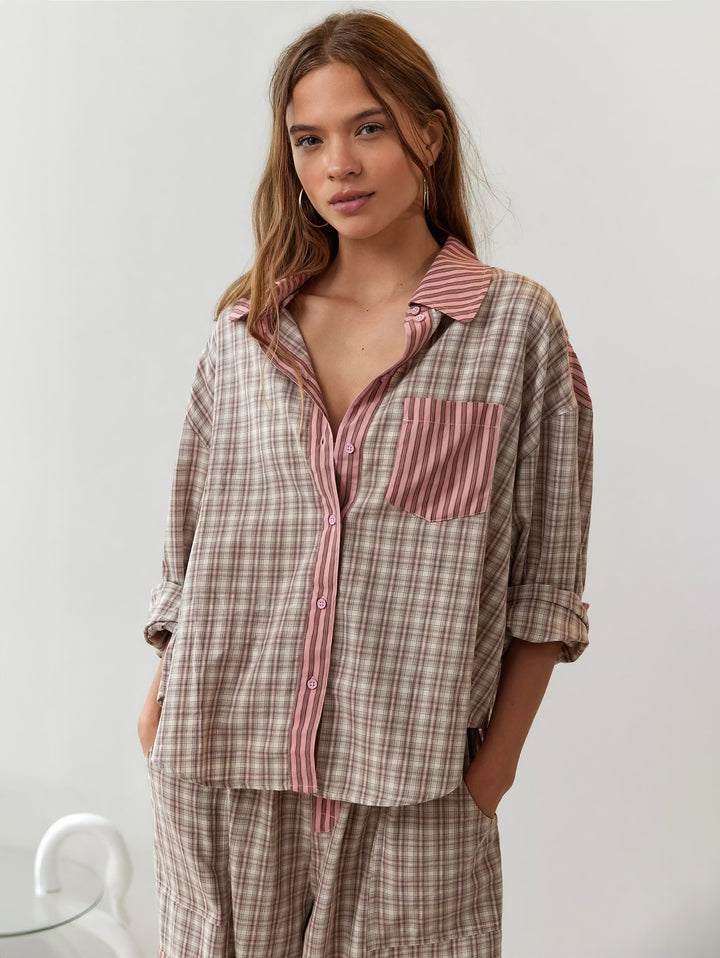 "Winterklaar dames pyjama set, vintage look, loszittend design, warme blauwe stof, comfortabel en stijlvol voor koude nachten