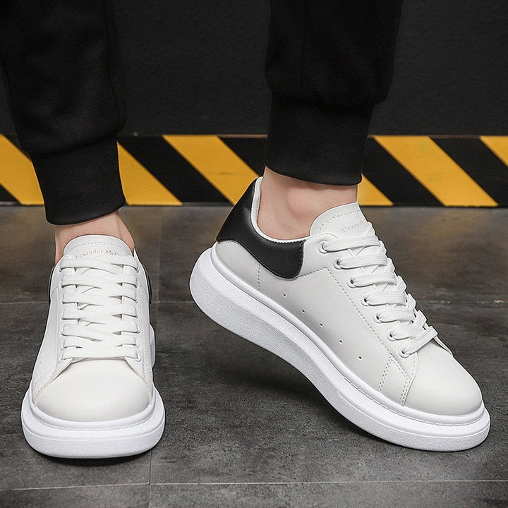 "Witte herensneakers met dikke zool, strak en minimalistisch design, comfortabel en stijlvol voor diverse outfits."