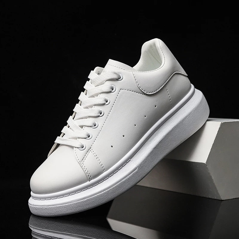 "Witte herensneakers met dikke zool, strak en minimalistisch design, comfortabel en stijlvol voor diverse outfits."